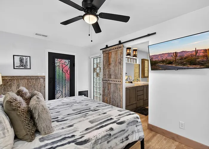 Modern Cowboy Retreat | Hot Tub | Saloon | Pets *