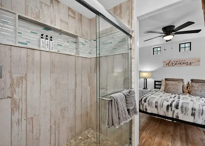 Modern Cowboy Retreat | Hot Tub | Saloon | Pets Holiday home *