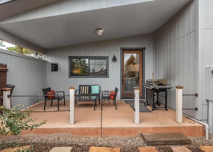 Modern Cowboy Retreat | Hot Tub | Saloon | Pets Holiday home