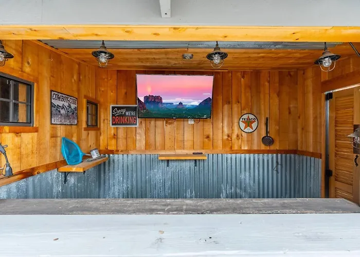 Modern Cowboy Retreat | Hot Tub | Saloon | Pets Holiday home