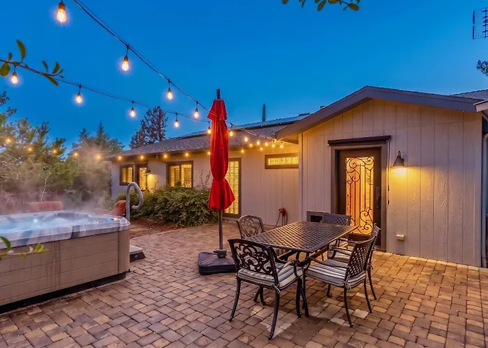 Modern Cowboy Retreat | Hot Tub | Saloon | Pets Holiday home *